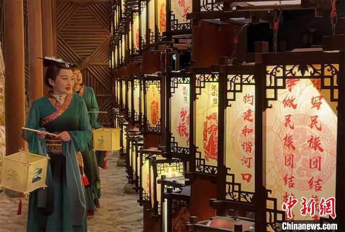 圖為游客身著古裝逛燈會?！堈裣?攝