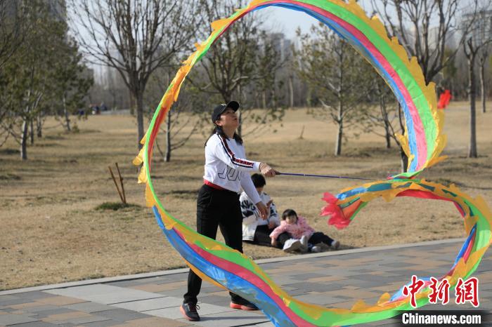 市民在公園里上演彩綢舞?！∴囆?qiáng) 攝