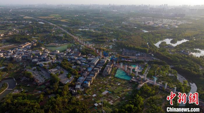 航拍正在建設中的成都至自貢高速鐵路成都段。　劉忠俊 攝