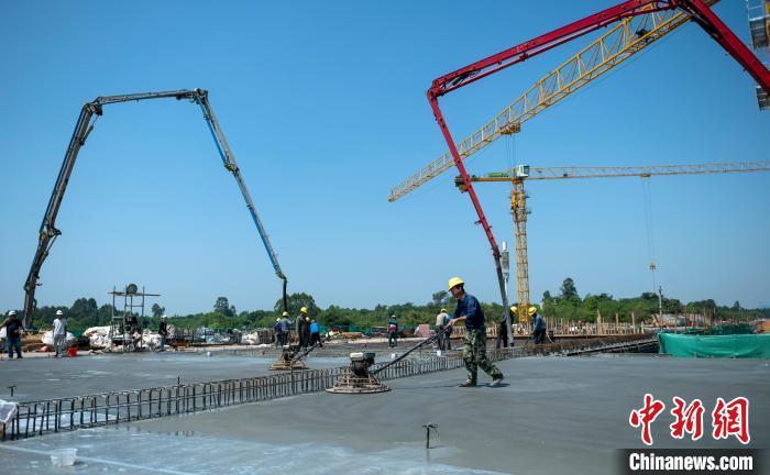 天府站多線橋施工澆筑現場?！⒅铱?攝