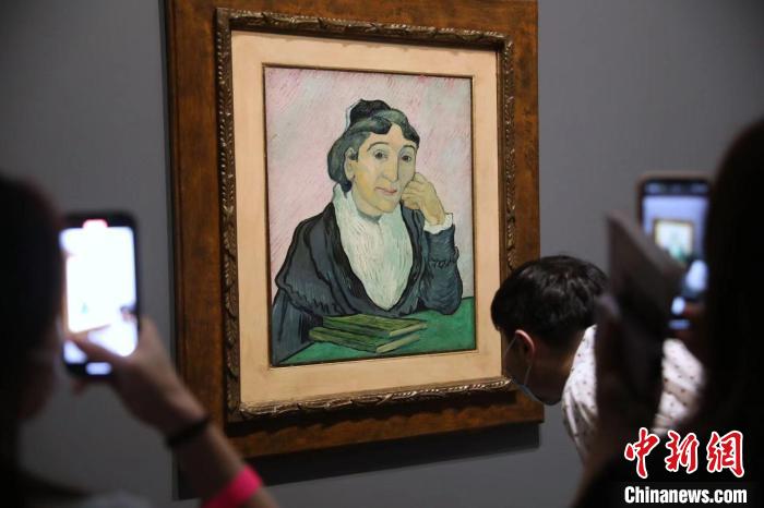 觀眾欣賞梵高畫作《阿爾勒婦女(吉努夫人肖像)》。　張亨偉 攝