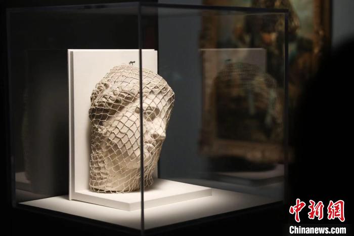 曼雷的裝置作品《維納斯》?！埡鄠?攝