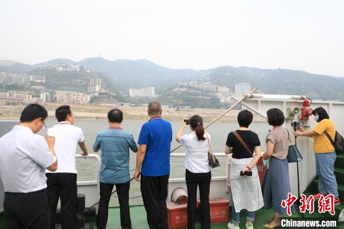 重慶市政協(xié)“同心聚力巴渝行”主題采訪團(tuán)15日走進(jìn)奉節(jié)，了解當(dāng)?shù)卣f(xié)委員護(hù)江成效。　梁欽卿 攝