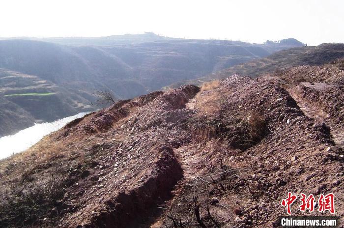 圖為荒坡原貌?！●T華 攝