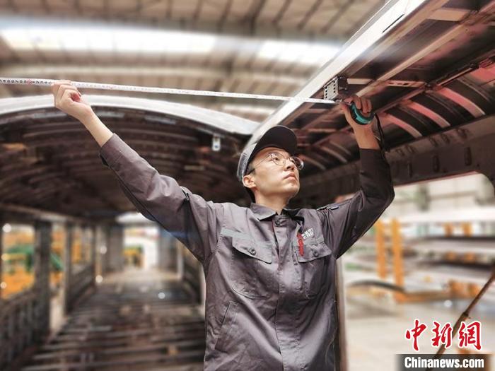 王漢卿在安裝車頂二次骨架吊?！∈茉L者供圖