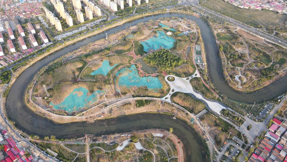 　圖為4月30日拍攝的河北滄州市區(qū)的大運(yùn)河“Ω”形河道。新華社發(fā)(傅新春 攝)