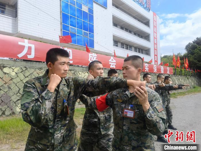 新兵尤云龍(左)不斷向一名合格軍人蛻變?！￡愴?攝