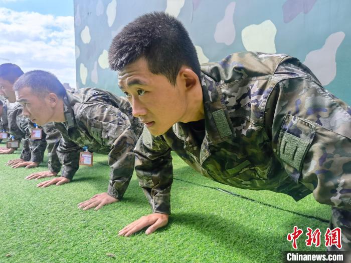 尤云龍正在和戰(zhàn)友進行體能訓(xùn)練?！×志杆?攝