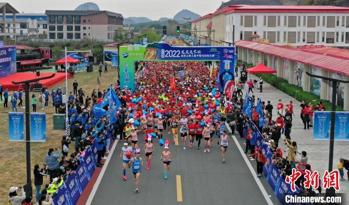 2022年龍虎山半程馬拉松鳴槍開(kāi)跑?！⒅剧?攝