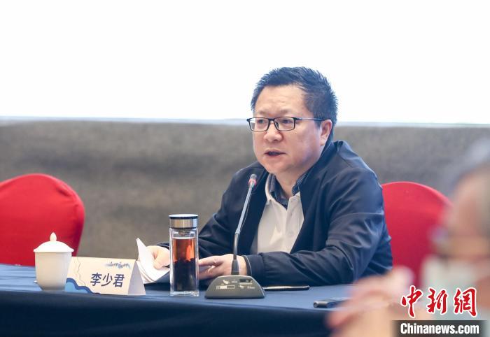 《詩刊》社主編李少君發(fā)言。　霞浦縣融媒體中心 供圖