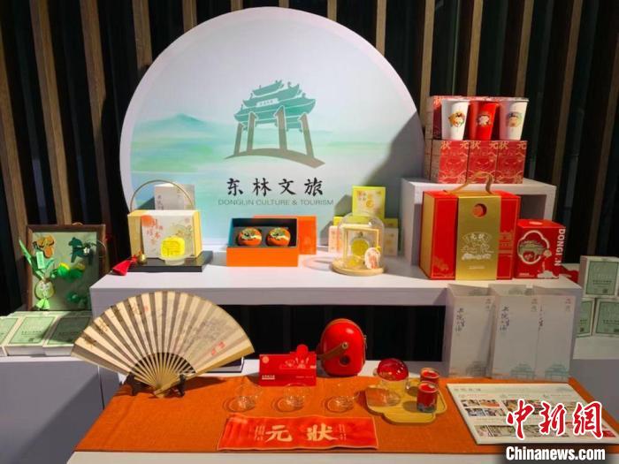發(fā)展論壇現(xiàn)場展出的無錫城市文創(chuàng)作品?！O權(quán) 攝