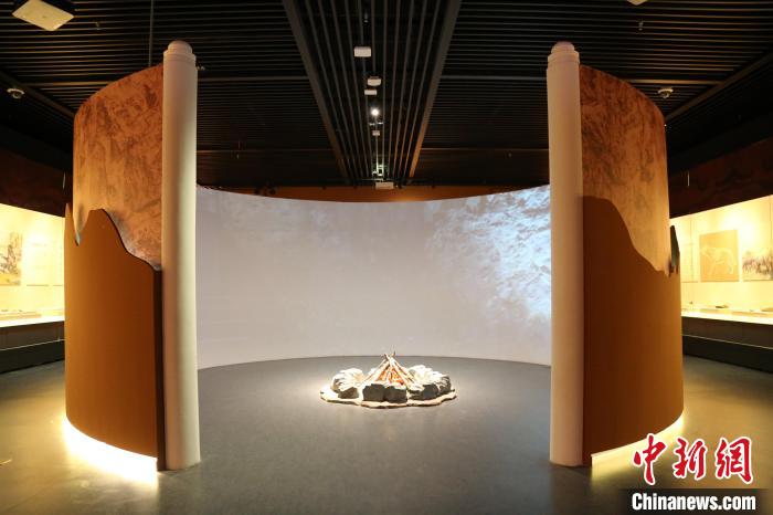 周口店遺址是迄今為止世界上同時期古人類遺址中，材料最豐富、最全面和最具代表性的一處遺址?！√胁┪镳^供圖