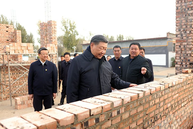 2023年11月10日，習(xí)近平總書(shū)記在河北保定涿州市刁窩鎮(zhèn)萬(wàn)全莊村房屋重建施工現(xiàn)場(chǎng)考察。