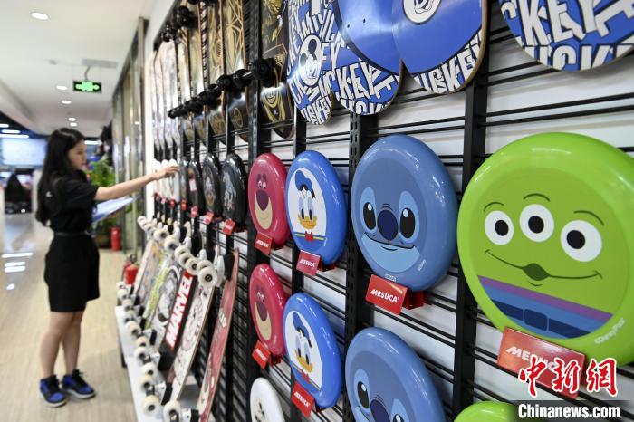 葉偉倫的體育用品公司推出了一系列IP授權(quán)款?！￡愺K旻　攝