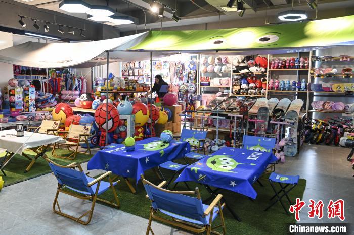 葉偉倫的體育用品公司推出了一系列產(chǎn)品。　陳驥旻 攝