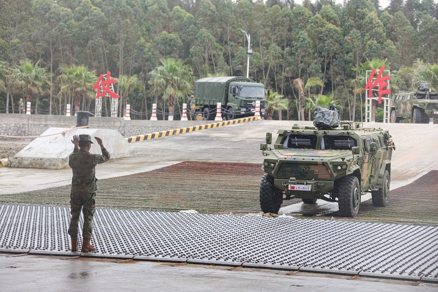 井岡山艦出發(fā)前進(jìn)行車輛裝載。井岡山艦供圖