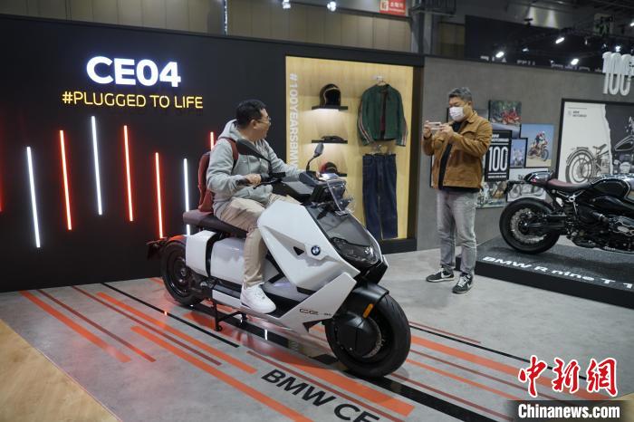 圖為觀眾在展會試駕車輛?！⑿?攝