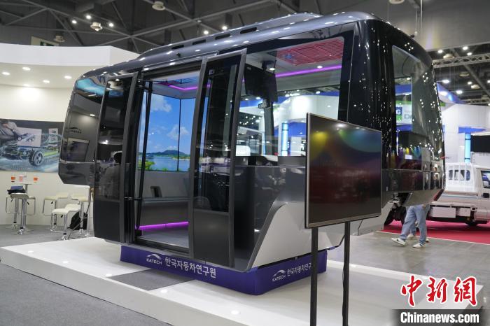 圖為展會上展示的無人駕駛移動出行工具?！⑿?攝