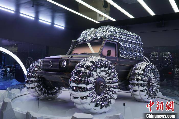 圖為梅賽德斯-奔馳和時尚品牌盟可睞(Moncler)共同設(shè)計的“Project MONDO G”?！⑿?攝