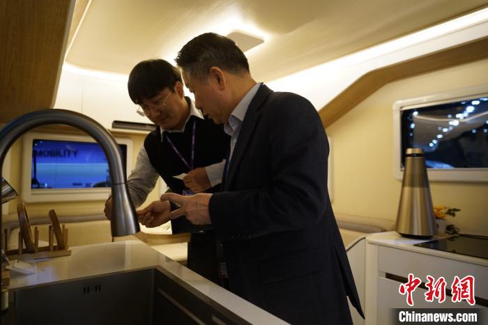 圖為參展商向觀眾介紹房車內(nèi)部設(shè)計?！⑿?攝