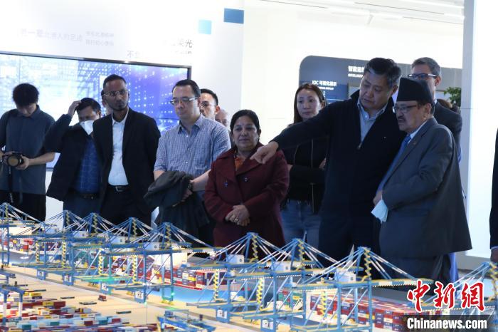 駐華使節(jié)和外交官參訪北部灣港智慧港口創(chuàng)新中心。　陳秋霞 攝