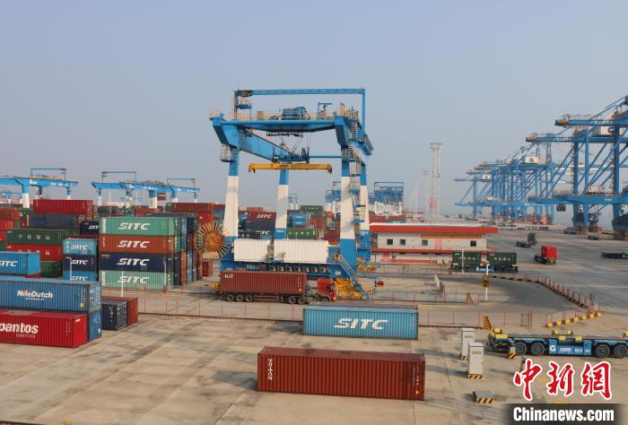 北部灣港欽州自動(dòng)化集裝箱碼頭。　陳秋霞 攝