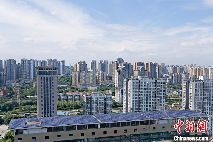 圖為輝騰能源在重慶市九龍坡區(qū)留學(xué)生創(chuàng)業(yè)園屋頂建設(shè)的光伏發(fā)電示范項(xiàng)目。　受訪企業(yè)供圖