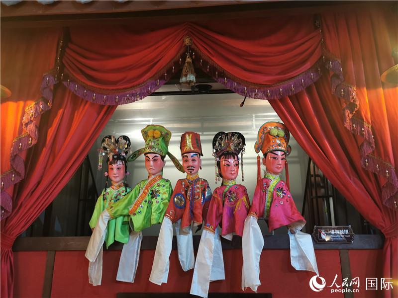 3D公仔戲臺。人民網(wǎng)記者 符園園攝