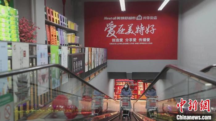 美特好從一家不足百平方米小店，一路發(fā)展成華北零售業(yè)領(lǐng)軍企業(yè)、中國(guó)百?gòu)?qiáng)商業(yè)連鎖集團(tuán)、中國(guó)零售500強(qiáng)。　向上 攝