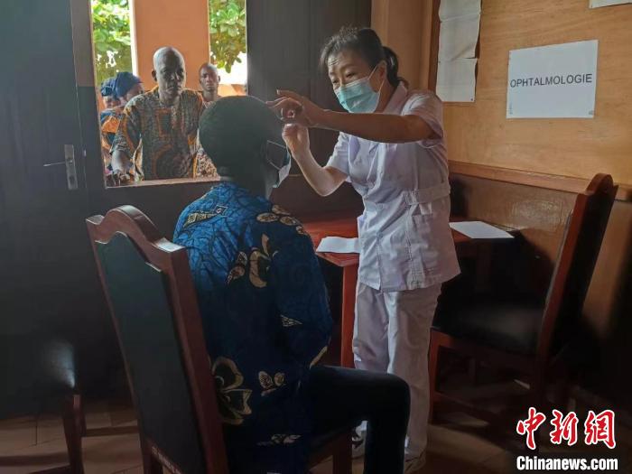 義診現(xiàn)場?！≈袊?寧夏)第26批援貝寧醫(yī)療隊 供圖