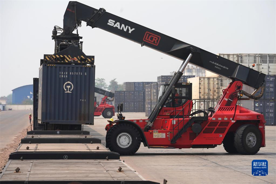 4月15日，老中鐵路有限公司的工人在老撾萬(wàn)象南站裝載貨物。萬(wàn)象南站是中老鐵路老撾段主要貨運(yùn)站，靠近老撾與泰國(guó)邊境。因其獨(dú)特的地理位置和物流轉(zhuǎn)運(yùn)配送區(qū)位優(yōu)勢(shì)，萬(wàn)象南站成為中老泰等國(guó)貨物中轉(zhuǎn)的“旱碼頭”。新華社記者 邢廣利 攝