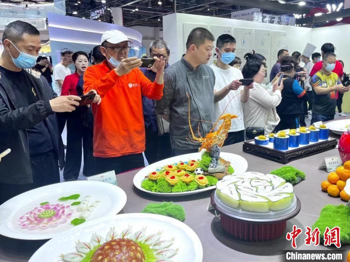 游客對(duì)展品充滿興趣。　汪軼文 攝