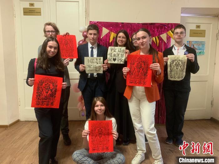 4月21日，莫斯科國(guó)立語(yǔ)言大學(xué)孔子學(xué)院附屬中學(xué)舉辦“國(guó)際中文日”活動(dòng)，學(xué)生們展示自己的學(xué)習(xí)成果?！∧箍茋?guó)立語(yǔ)言大學(xué)孔子學(xué)院 供圖
