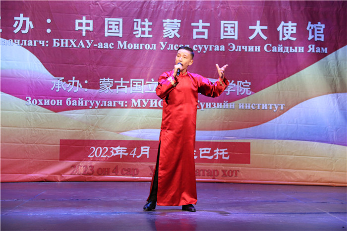 一等獎選手賀希格中學(xué)的包勒爾德表演貫口《玲瓏塔》。蒙古國立大學(xué)孔子學(xué)院供圖