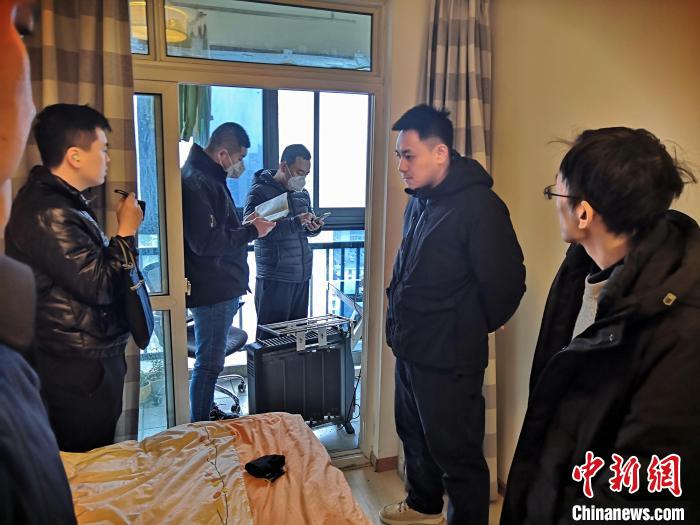 丹東市公安局民警抓捕犯罪嫌疑人，在其家中進行搜查。　丹東市公安局供圖