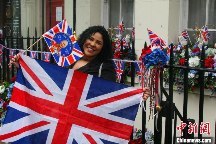 當(dāng)?shù)貢r間5月6日，英國國王查爾斯三世的加冕儀式舉行。圖為前往觀禮區(qū)的民眾?！埰?攝