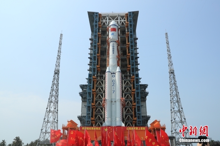 圖為轉(zhuǎn)運現(xiàn)場。攝影 邱立軍 黃國暢