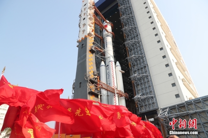 圖為轉(zhuǎn)運現(xiàn)場。攝影 邱立軍 黃國暢