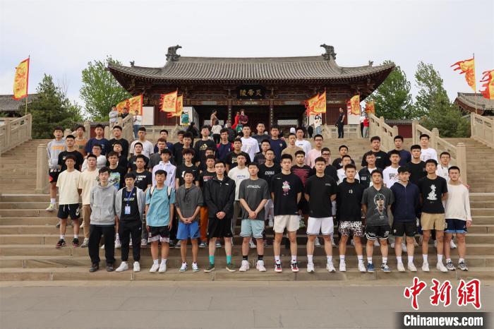 比賽結(jié)束后，兩岸學(xué)生參訪高平炎帝陵?！≈鬓k方供圖