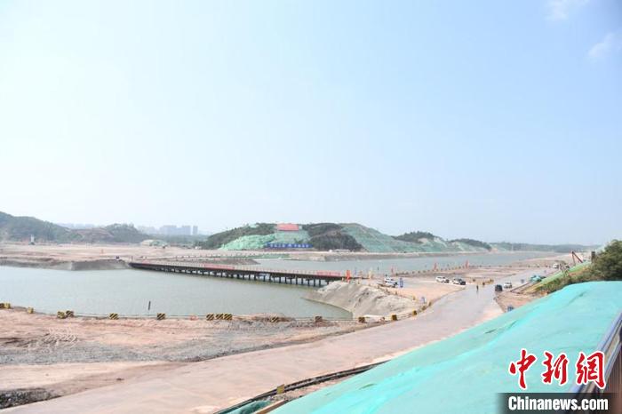 圖為平陸運(yùn)河青年樞紐工程項(xiàng)目現(xiàn)場(chǎng)?！×趾?攝