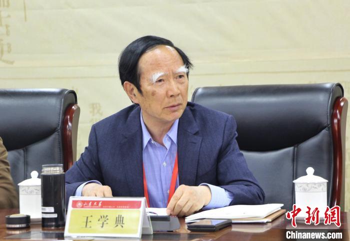 山東大學(xué)儒學(xué)高等研究院執(zhí)行院長(zhǎng)、《文史哲》雜志主編王學(xué)典主持首場(chǎng)主題發(fā)言?！≮w曉 攝