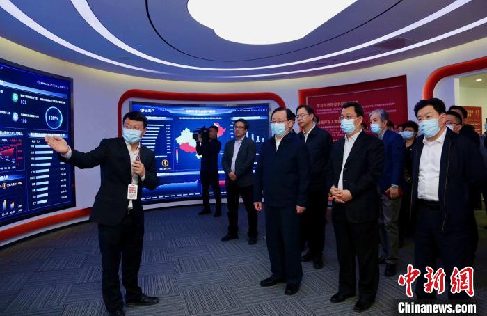 致公黨中央主席蔣作君率調(diào)研組赴天津開展重點考察調(diào)研。圖為在云賬戶共享經(jīng)濟信息咨詢有限公司調(diào)研。　劉俊蒼 攝