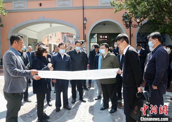 致公黨中央主席蔣作君近日率調(diào)研組赴天津開展重點考察調(diào)研。圖為在佛羅倫薩小鎮(zhèn)調(diào)研。　劉俊蒼 攝