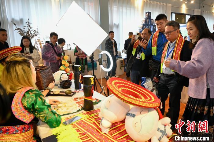 東盟國家媒體記者了解雪峰山非遺出海直播?！堊?攝