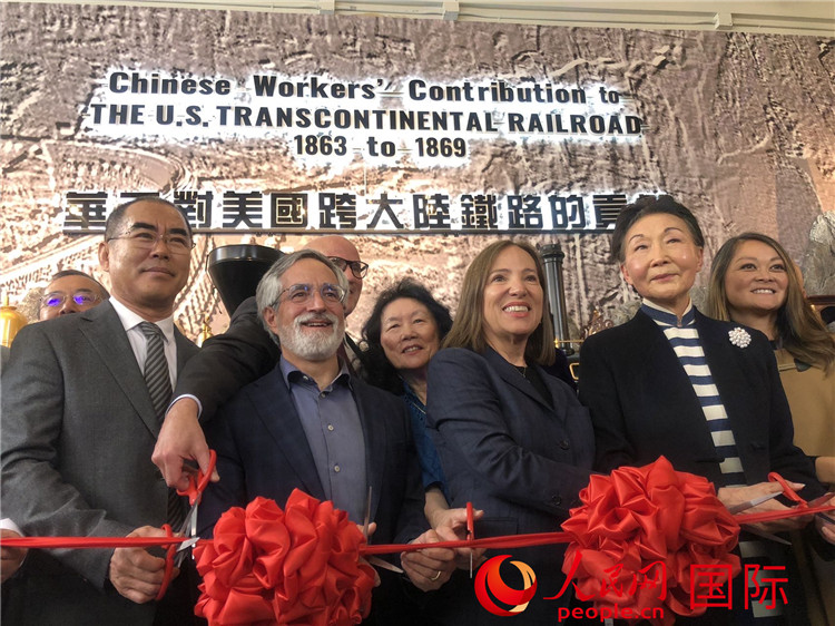 圖為（從右到左）方李邦琴、加州副州長(zhǎng)康依蓮、舊金山市議長(zhǎng)佩斯金、中國(guó)駐舊金山副總領(lǐng)事潘慶江在剪彩。人民網(wǎng)記者 鄧圩攝