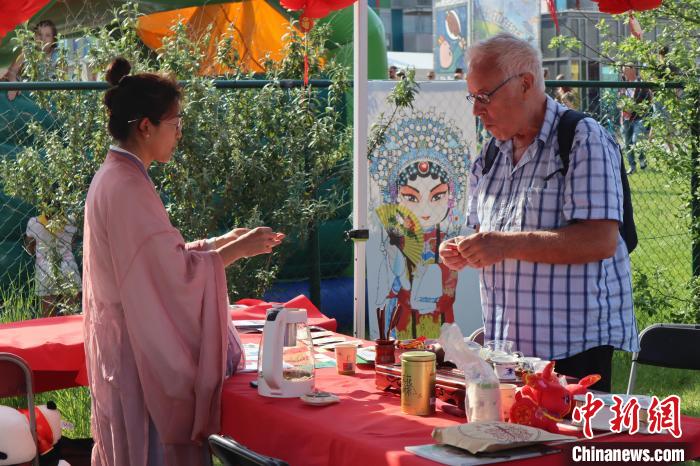 當?shù)孛癖妳⒓又袊杞榻B和品茶活動?！◆斻肟鬃訉W院供圖