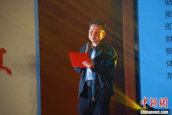 臺(tái)灣詩人白靈帶來了一首自創(chuàng)的詩歌《大戈壁》?！￠}南師范大學(xué)供圖