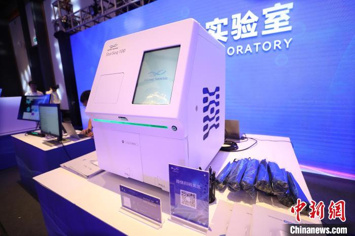 圖為發(fā)布會(huì)上展示的科技產(chǎn)品?！±祖I 攝