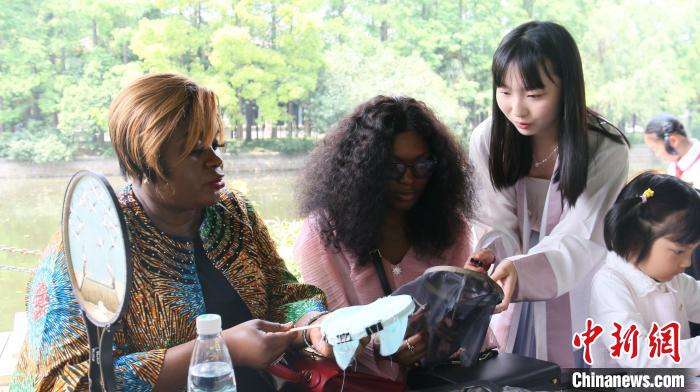 外交官們體驗(yàn)做團(tuán)扇。　華東師范大學(xué)供圖