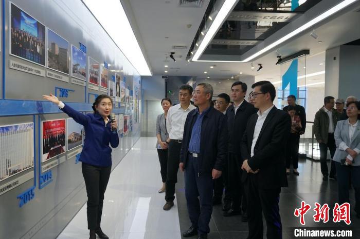 民進(jìn)中央主席蔡達(dá)峰近日率調(diào)研組赴江蘇開展重點(diǎn)考察調(diào)研。圖為在江陰實(shí)地考察雙良集團(tuán)有限公司?！O權(quán) 攝